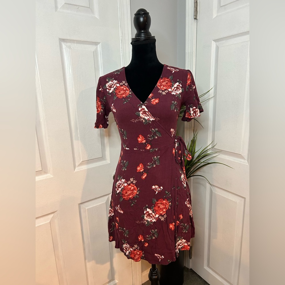 Xhilaration Floral Maroon Wrap Mini Dress XS – V-Neck Short Sleeve Fall Dress